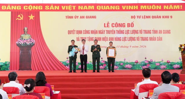 Phó chủ tịch nước Võ Thị Ánh Xuân dự Ngày truyền thống lực lượng vũ trang An Giang- Ảnh 3.
