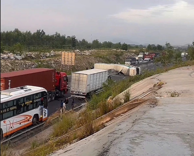 Cao tốc Vĩnh Hảo - Phan Thiết ùn tắc vì tai nạn xe đầu kéo- Ảnh 2.