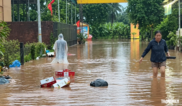 Cận cảnh bộ đội lội nước giúp dân vùng biên Lao Bảo gặp ngập lụt bất ngờ - Ảnh 7.