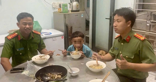 Giữa mưa lớn, b&eacute; trai 13 tuổi nhớ mẹ n&ecirc;n đi t&igrave;m v&agrave; cuộc gặp x&uacute;c động- Ảnh 1.
