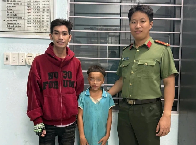 Giữa mưa lớn, b&eacute; trai 13 tuổi nhớ mẹ n&ecirc;n đi t&igrave;m v&agrave; cuộc gặp x&uacute;c động- Ảnh 2.