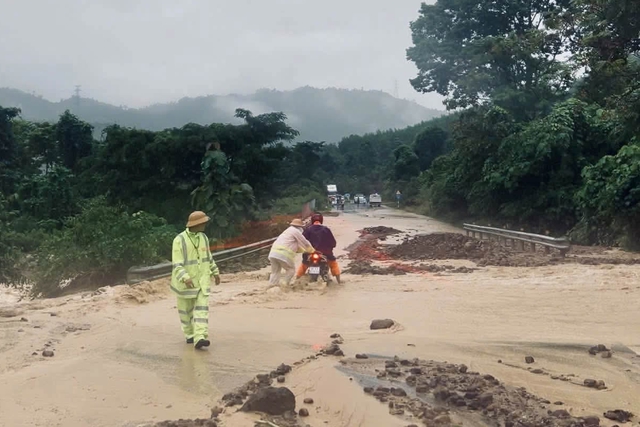 Mưa lớn ở Đ&agrave; Nẵng: Đất đ&aacute; tr&agrave;n đường, h&agrave;ng chục hộ d&acirc;n đ&atilde; được sơ t&aacute;n- Ảnh 2.