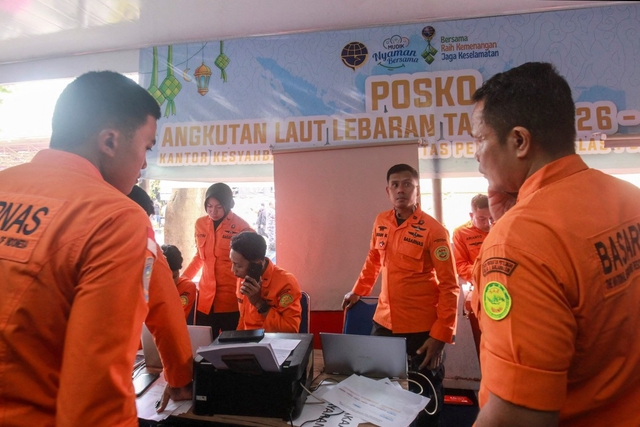 Phà đang chở 234 người bất ngờ chìm ở Indonesia - Ảnh 1.