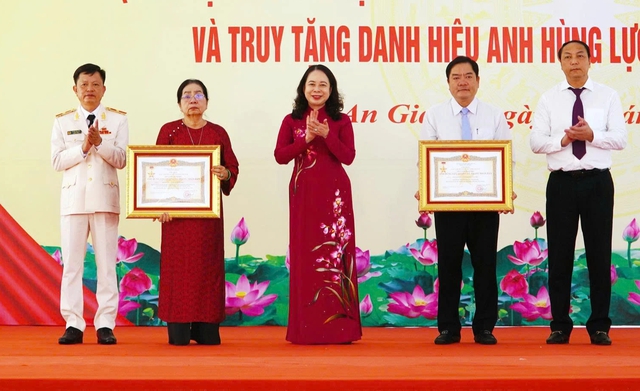 Phó chủ tịch nước Võ Thị Ánh Xuân dự Ngày truyền thống lực lượng vũ trang An Giang- Ảnh 4.