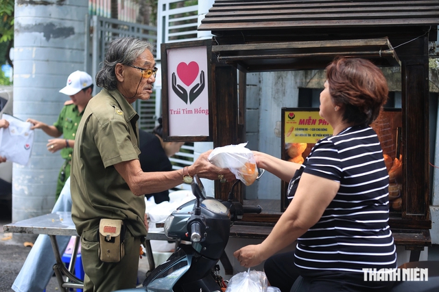 Xe bánh mì không người bán giữa trung tâm TP.HCM bất ngờ có thêm món mới- Ảnh 5.