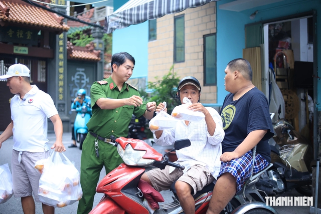 Xe bánh mì không người bán giữa trung tâm TP.HCM bất ngờ có thêm món mới- Ảnh 3.