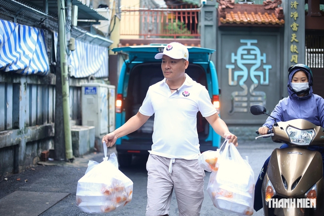 Xe bánh mì không người bán giữa trung tâm TP.HCM bất ngờ có thêm món mới- Ảnh 2.