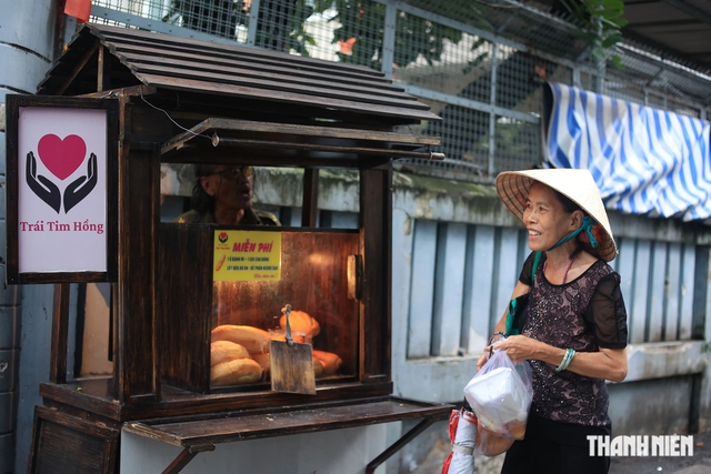Xe bánh mì không người bán giữa trung tâm TP.HCM bất ngờ có thêm món mới- Ảnh 1.