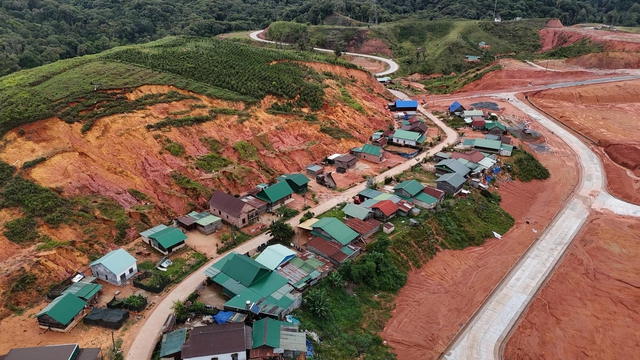 Di dời 13 hộ dân ở khu dân cư thôn Đưng K’Nớ 5 khỏi vùng sạt lở - Ảnh 1.