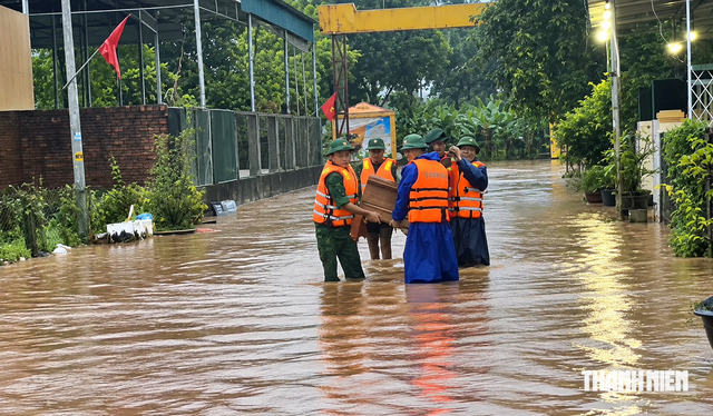 Cận cảnh bộ đội lội nước giúp dân vùng biên Lao Bảo gặp ngập lụt bất ngờ - Ảnh 9.