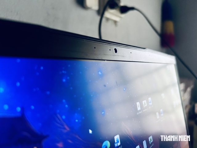 Vì sao cạnh webcam trên laptop luôn có những lỗ nhỏ bí ẩn? - Ảnh 1.