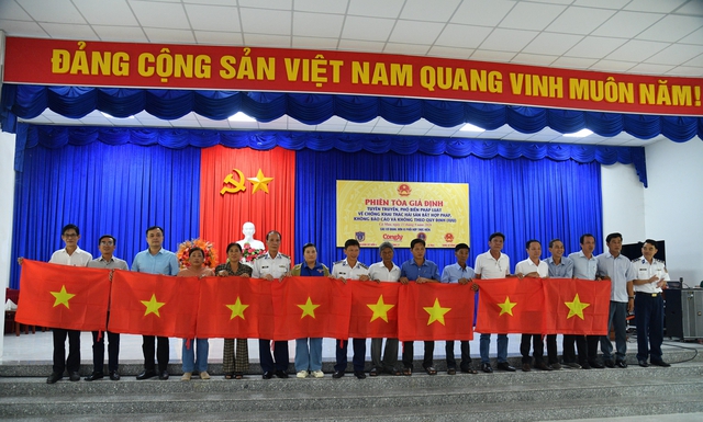 Hàng trăm ngư dân Cà Mau tham dự phiên tòa giả định chống khai thác IUU- Ảnh 2.