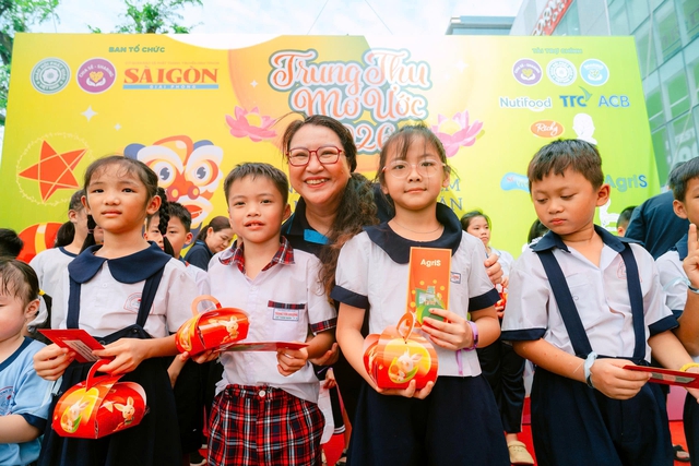 'Trung thu mơ ước' trao 3.400 suất quà trị giá 3,8 tỉ đồng cho trẻ em khó khăn- Ảnh 1.