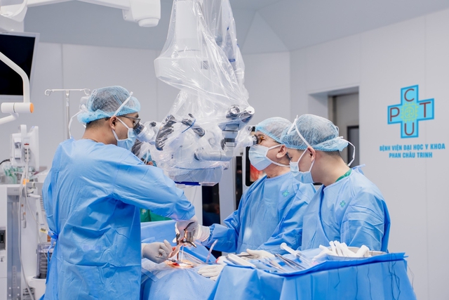 Bệnh nhân nước ngoài tìm đến Việt Nam sau hơn 10 năm sống chung với đau lưng- Ảnh 1.