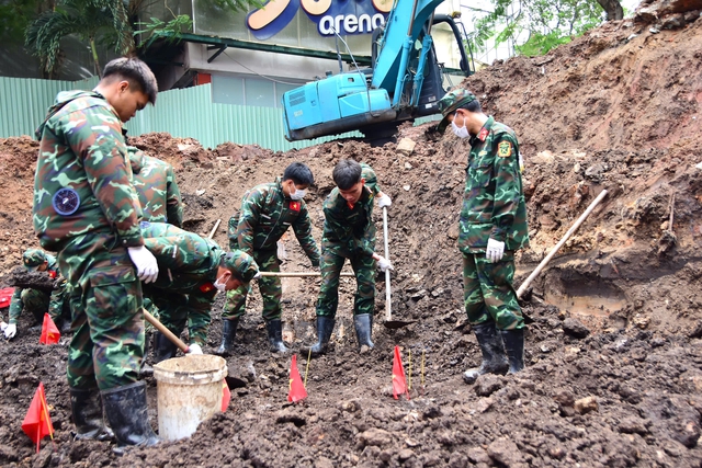 Giữa mưa gi&ocirc;ng, tiếp tục quy tập h&agrave;i cốt liệt sĩ tại c&ocirc;ng vi&ecirc;n L&ecirc; Thị Ri&ecirc;ng- Ảnh 1.
