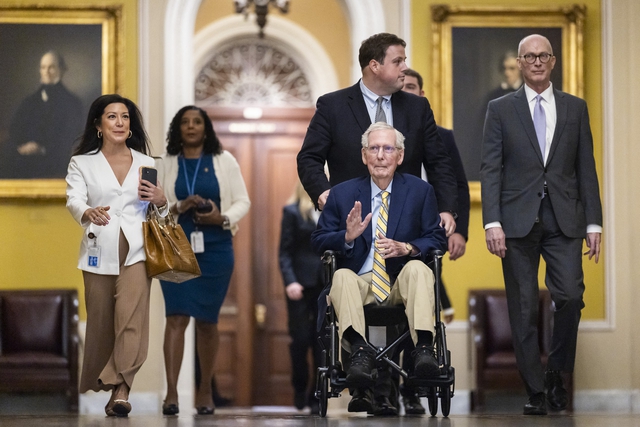 Nghị sĩ Mitch McConnell ngồi xe lăn đến thượng viện sau 3 th&aacute;ng vắng mặt - Ảnh 1.