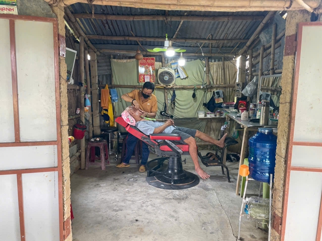 Mẹ 78 tuổi đạp xe thăm con bị tật làm nghề hớt tóc: 'Sợ ế, con buồn' - Ảnh 1.