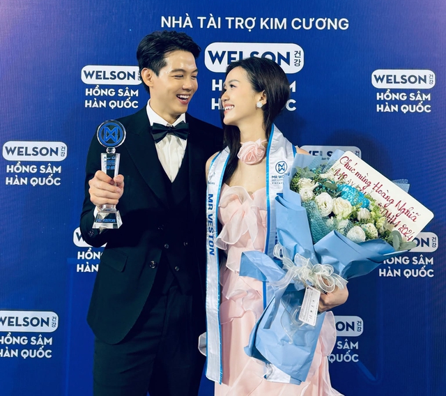 Sau 7 năm yêu, nam vương 'chốt đơn' á khôi bằng màn cầu hôn bất ngờ - Ảnh 3.