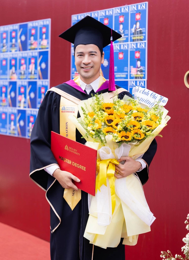 Đoàn Minh Tài tốt nghiệp thạc sĩ ở tuổi 42 - Ảnh 1.
