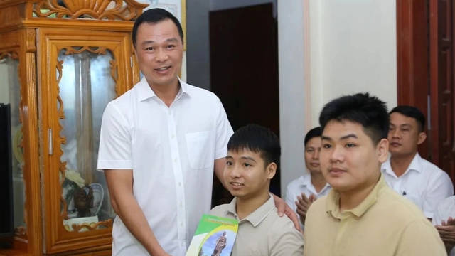 Đ&ocirc;i bạn trong c&acirc;u chuyện 10 năm c&otilde;ng bạn đến trường b&acirc;y giờ ra sao? - Ảnh 3.