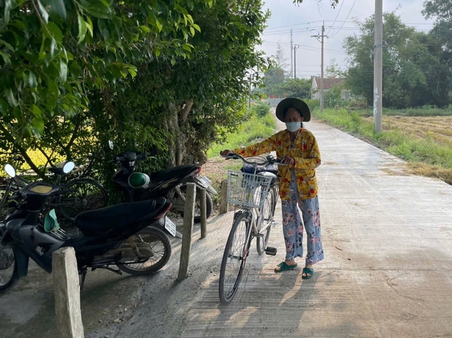 Mẹ 78 tuổi đạp xe thăm con bị tật làm nghề hớt tóc: 'Sợ ế, con buồn' - Ảnh 4.
