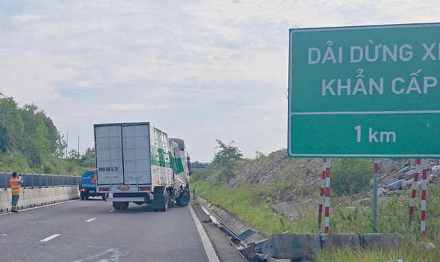 Tài xế buồn ngủ khi lái xe trên cao tốc, xe tải mất lái lật nghiêng - Ảnh 2.