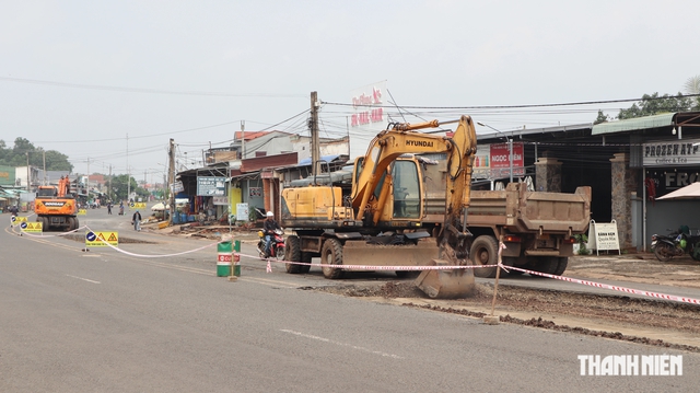 Đường chi ch&iacute;t "ổ voi" ở Đồng Nai được sửa chữa sau phản &aacute;nh của B&aacute;oThanhNi&ecirc;n - Ảnh 8.