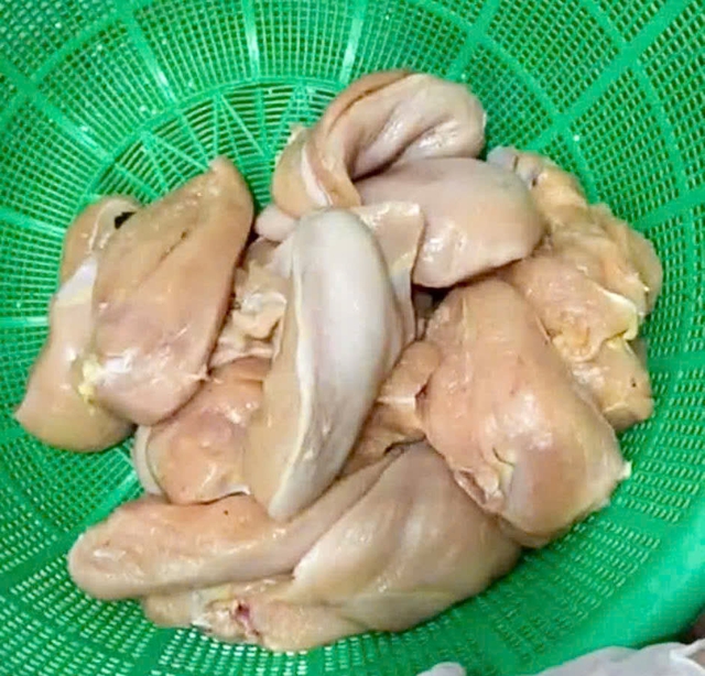 Hà Nội: Phụ huynh lại phát hiện tôm ươn, thịt gà 'bốc mùi' vào bếp ăn trường học- Ảnh 2.
