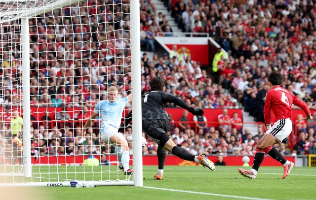 VAR c&ocirc;ng nhận b&agrave;n thắng g&acirc;y tranh c&atilde;i dữ dội của Man City, ban trọng t&agrave;i phải xin lỗi M.U- Ảnh 1.