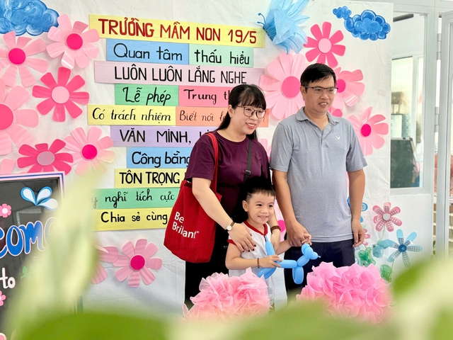 Cuộc hội ngộ đặc biệt sau mấy chục năm: Từ trẻ mầm non giờ thành ba mẹ - Ảnh 12.