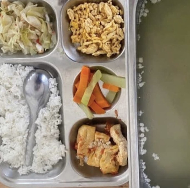 Th&ecirc;m một trường ở H&agrave; Nội phải tạm dừng b&aacute;n tr&uacute; v&igrave; suất ăn 'b&ocirc;i b&aacute;c'- Ảnh 1.