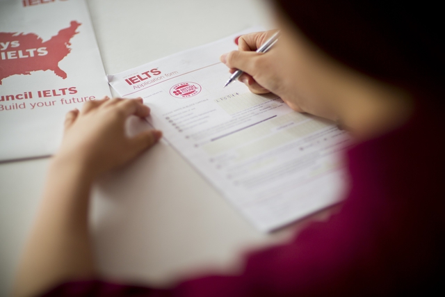 Con luyện IELTS từ cấp 2: Ba mẹ nên ưu tiên gì ngoài việc ‘nâng band’? - Ảnh 1.