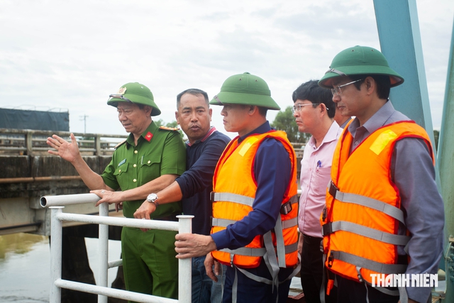 Sà lan mắc kẹt ở cầu đường sắt Mỹ Chánh: Cần 4 - 5 ngày để trục vớt- Ảnh 1.