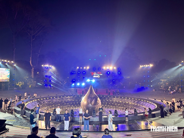 Hậu trường tập luyện chương trình ‘Nghĩa tình phương Nam - Cùng con đi tiếp cuộc đời’ - Ảnh 1.