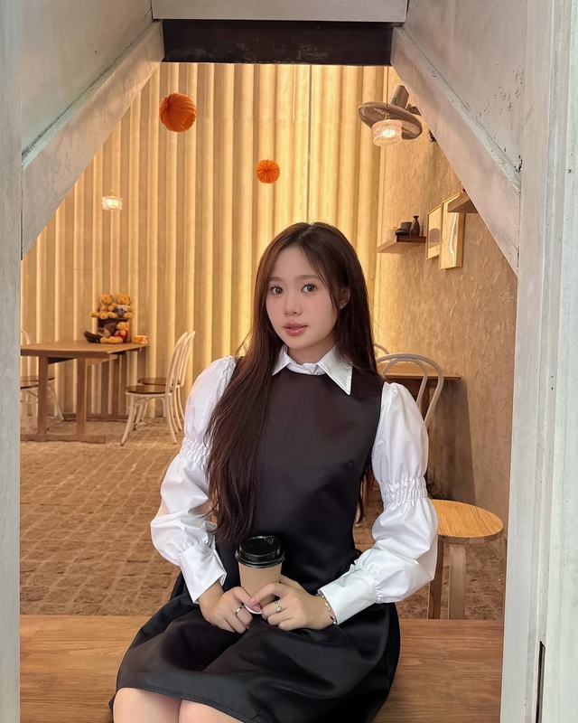 Áo sơ mi, váy midi hay yếm giúp nàng ghi điểm thanh lịch ngày thu  - Ảnh 1.