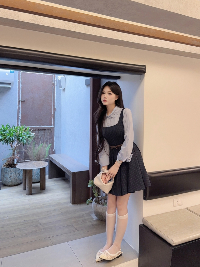 Áo sơ mi, váy midi hay yếm giúp nàng ghi điểm thanh lịch ngày thu  - Ảnh 2.