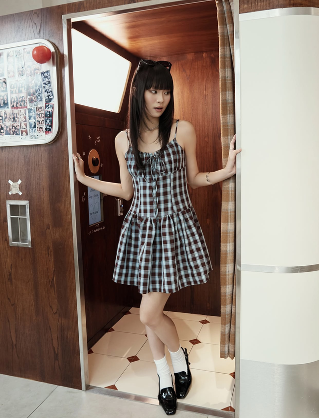 Họa tiết gingham cổ điển kho&aacute;c l&ecirc;n m&igrave;nh tinh thần mới  - Ảnh 4.