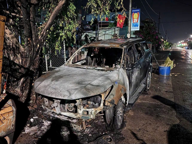 M&acirc;u thuẫn trong việc l&agrave;m ăn, nửa đ&ecirc;m d&ugrave;ng xăng đốt &ocirc; t&ocirc; đối thủ - Ảnh 1.