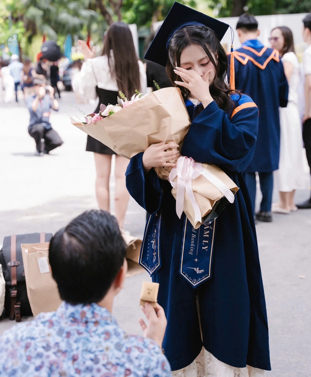 Cẩm Ly bật khóc khi được bạn trai cầu hôn ngay ngày nhận bằng thạc sĩ - Ảnh 1.