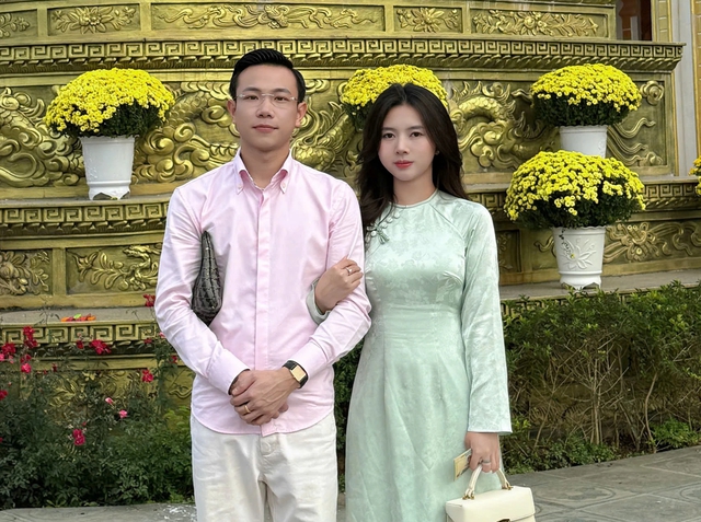 Cẩm Ly bật khóc khi được bạn trai cầu hôn ngay ngày nhận bằng thạc sĩ - Ảnh 4.