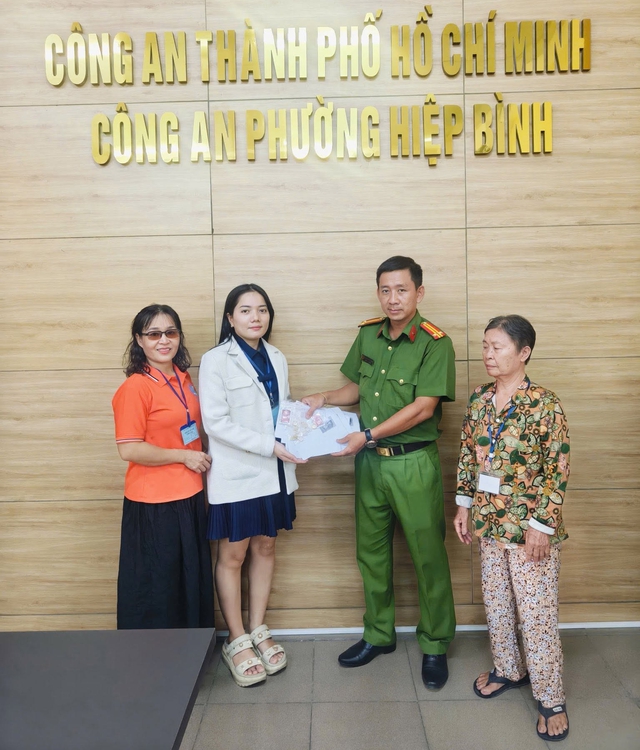 Người phụ nữ nhặt ve chai nhặt được của rơi trả lại cho Việt kiều - Ảnh 4.