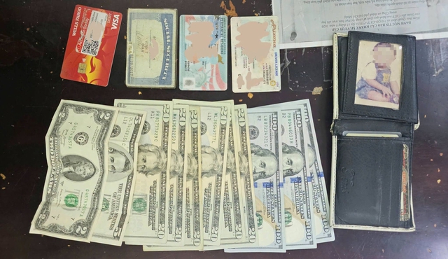 Người phụ nữ lượm ve chai thấy ví có 'tiền lạ', hỏi mới biết gần 400 USD