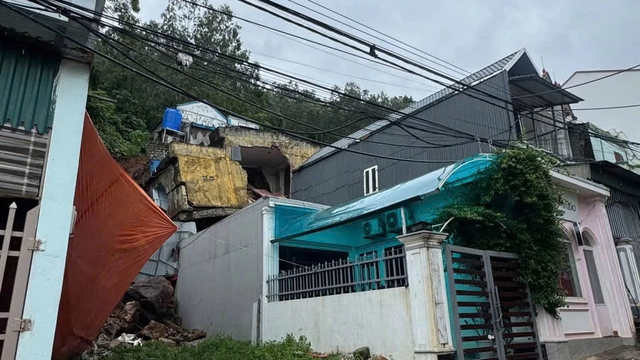 Mưa lớn kéo dài: 2 nhà dân bị sạt lở khiến 60 người phải sơ tán - Ảnh 1.