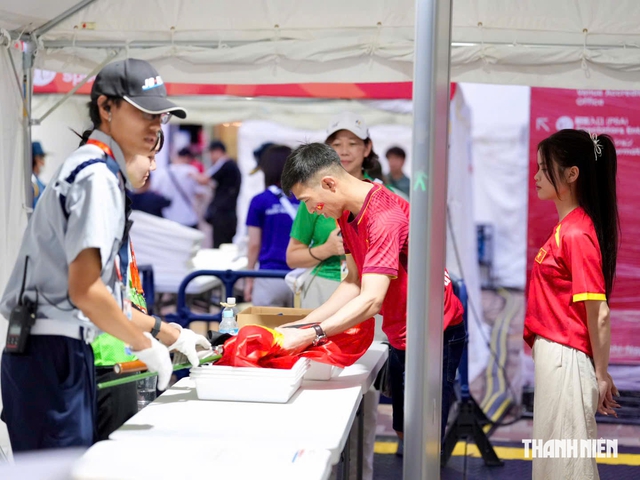 Đội mưa cổ vũ, kiều b&agrave;o Nhật Bản tin U.23 Việt Nam v&agrave;o tứ kết ASIAD 2026- Ảnh 9.