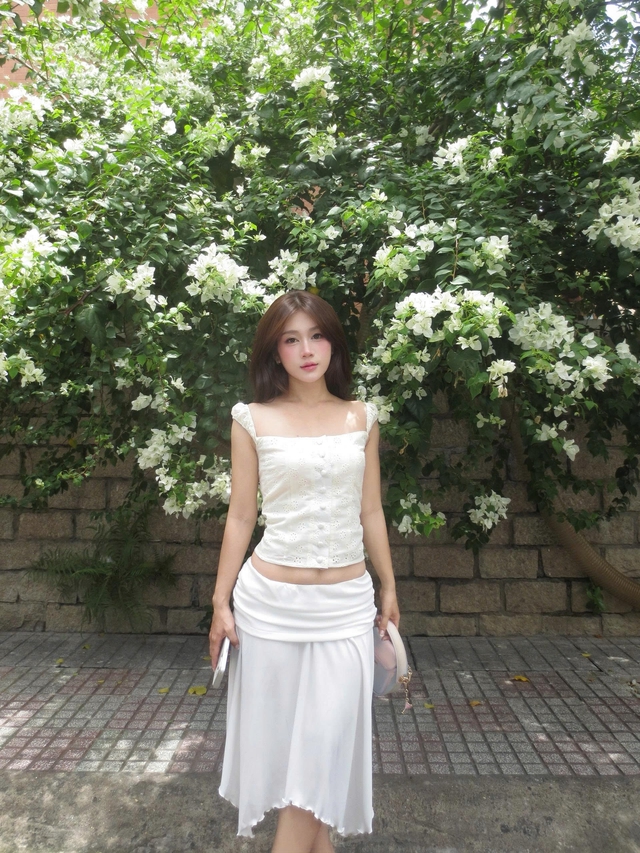 Chân váy midi diện đi làm hay đi chơi đều xinh - Ảnh 1.