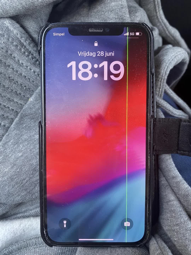 Apple gặp rắc rối v&igrave; iPhone gặp lỗi sọc xanh sau khi cập nhật iOS 18 - Ảnh 1.
