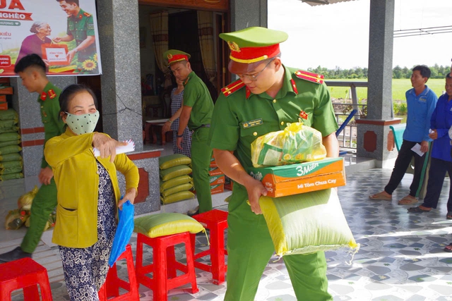 Công an xã trao quà, gần dân - Ảnh 1.