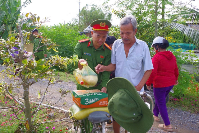 Công an xã trao quà, gần dân - Ảnh 2.