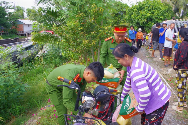 Công an xã trao quà, gần dân - Ảnh 5.