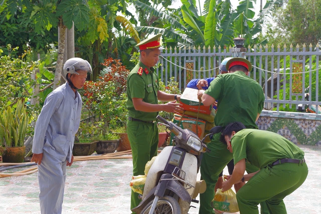 Công an xã trao quà, gần dân - Ảnh 3.